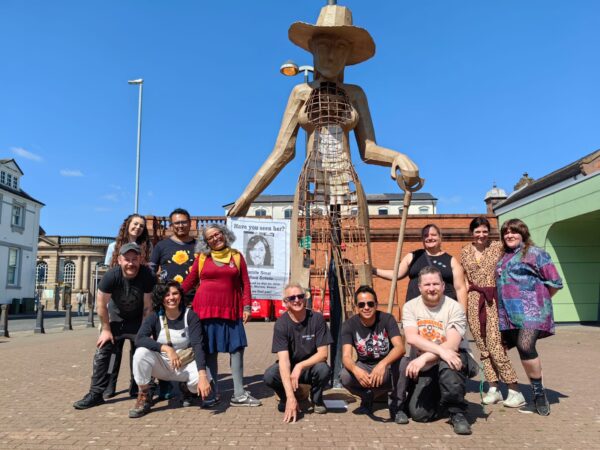 Escultura de la Madre Buscadora en Inglaterra